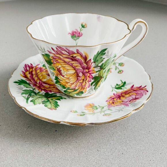 Vintage Gladstone Chrysanthemum Scalloped Gold Trim Teacup and Saucer Set, 1960 - Picture 1 of 7